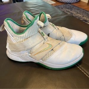 ☘️☘️Nike LeBron Soldier XII 12 SVSM Fighting Irish Shoes Mens Size 12 A02609-100